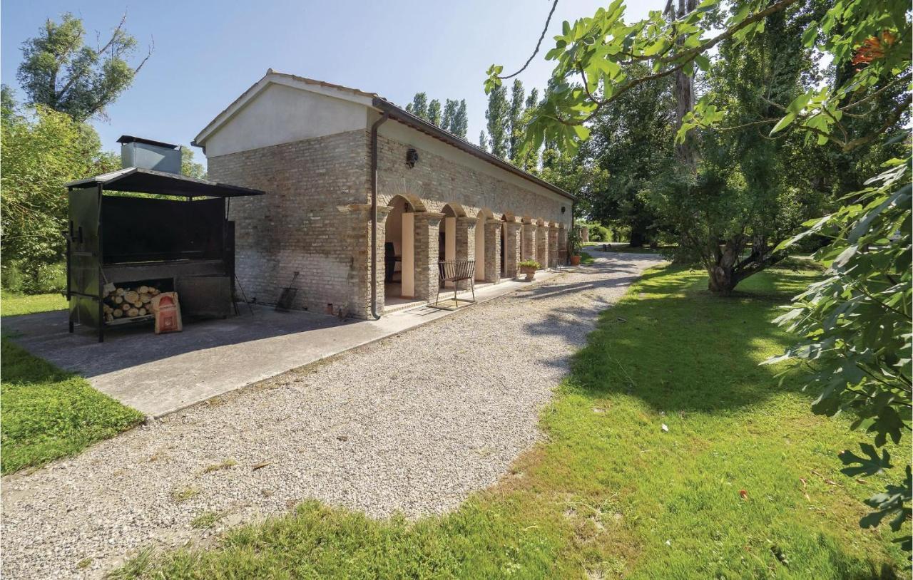2 Bedroom Awesome Home In Taglio Di Po Ro Porto Viro Bagian luar foto