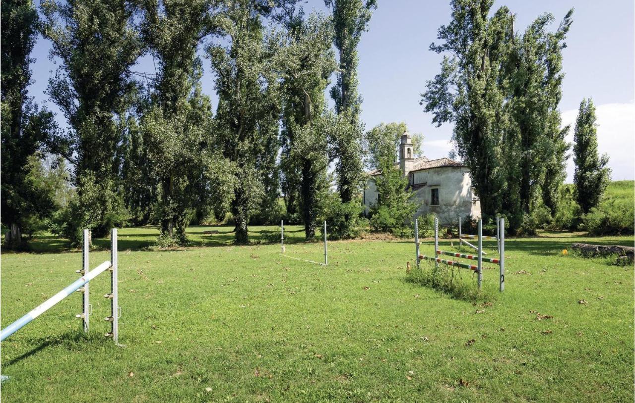 2 Bedroom Awesome Home In Taglio Di Po Ro Porto Viro Bagian luar foto