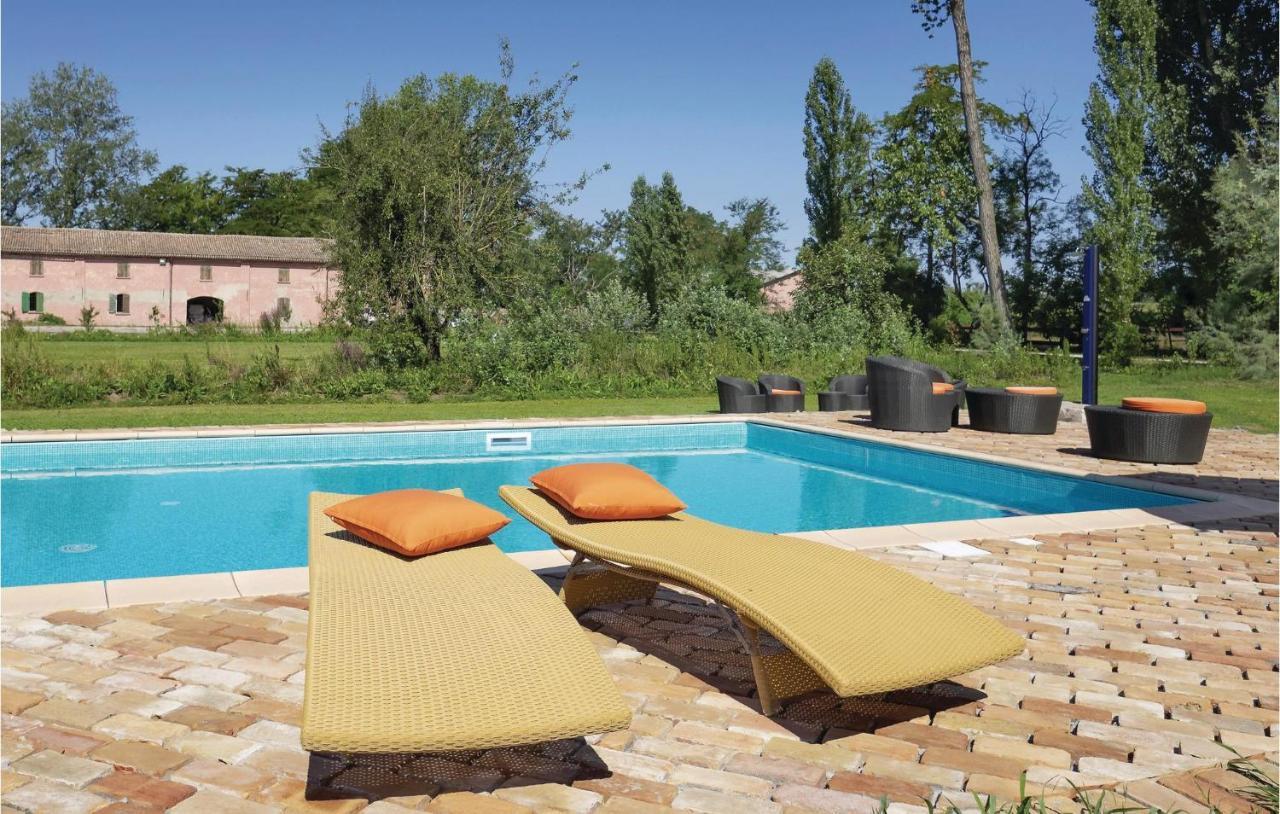 2 Bedroom Awesome Home In Taglio Di Po Ro Porto Viro Bagian luar foto