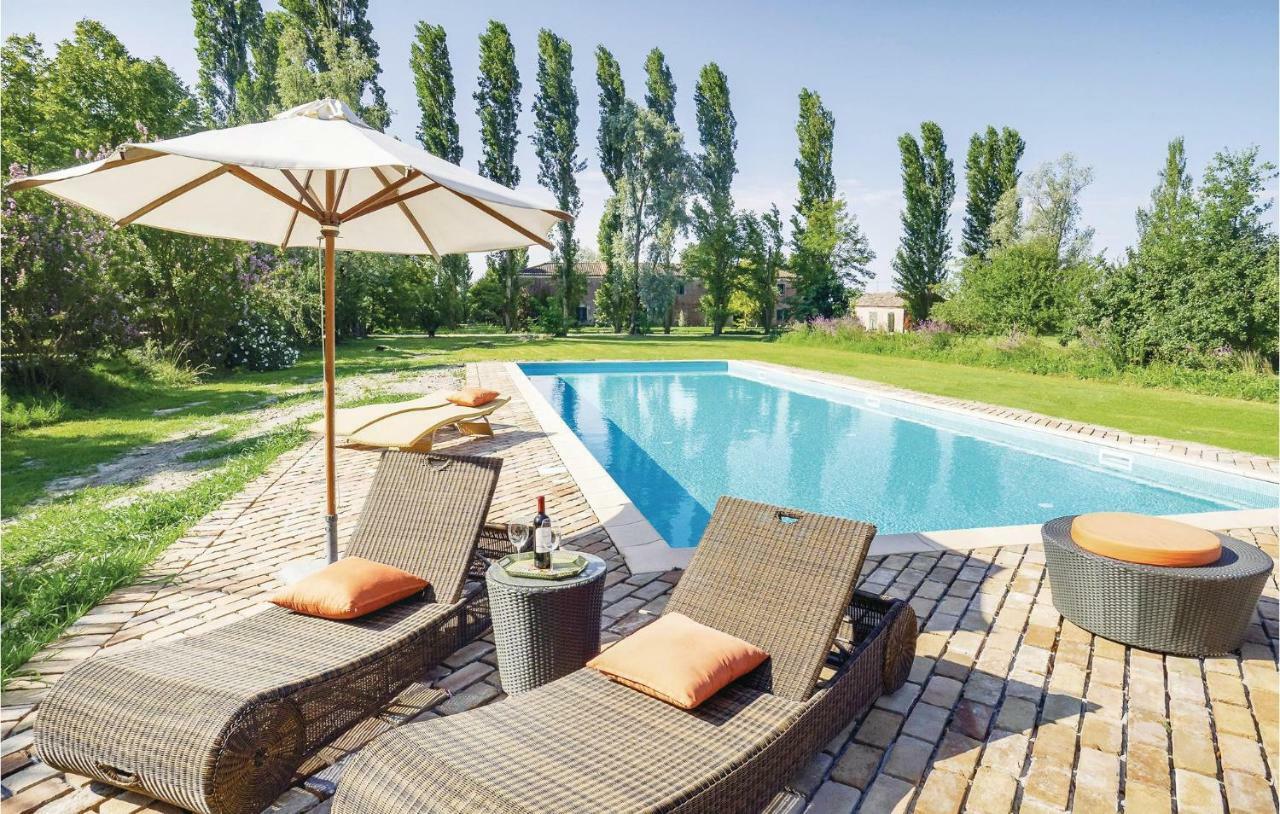 2 Bedroom Awesome Home In Taglio Di Po Ro Porto Viro Bagian luar foto